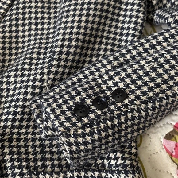 Women's Black and White Houndstooth Tailored Blazer - Picture 4 of 9